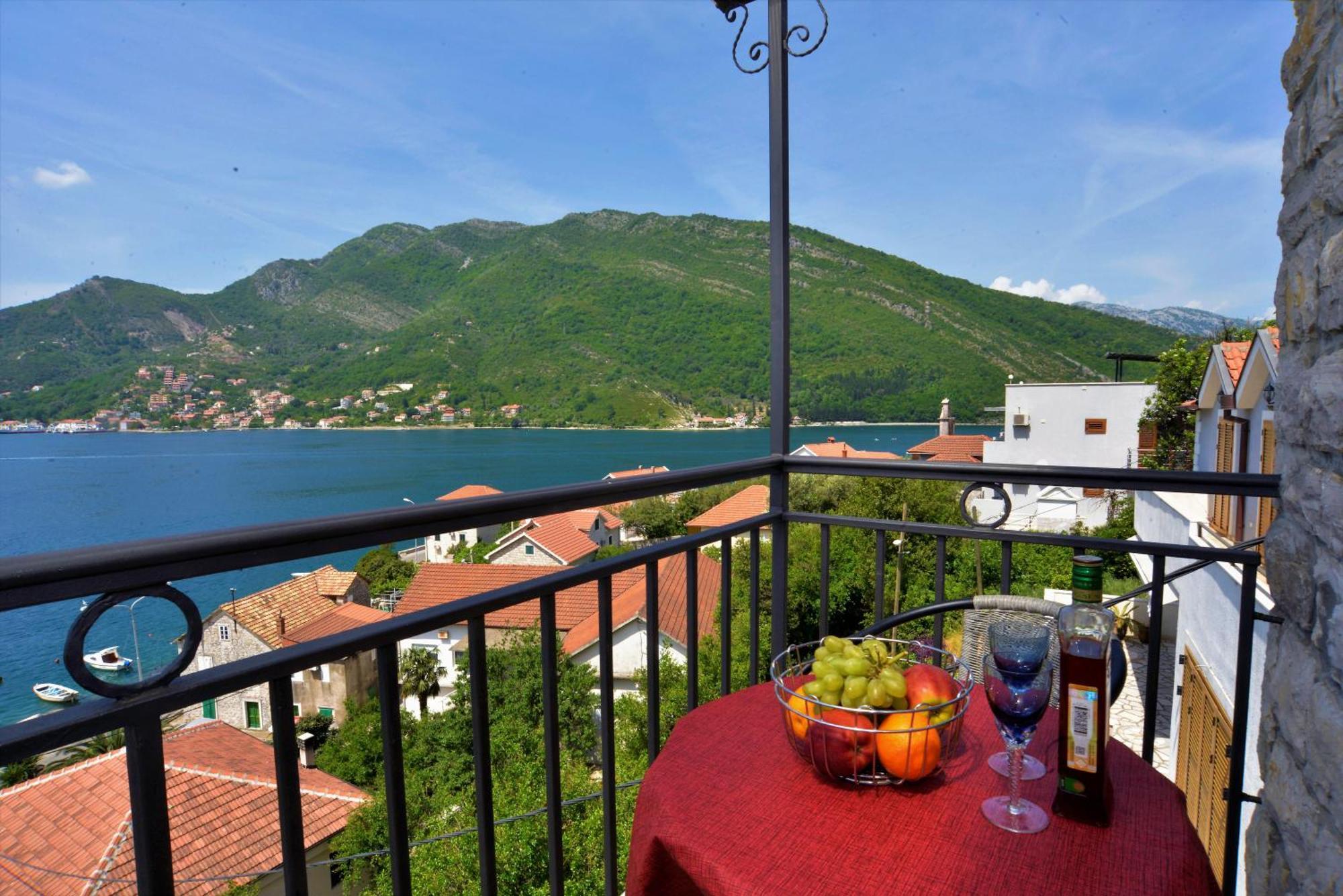 Apartments Okuka Tivat Buitenkant foto